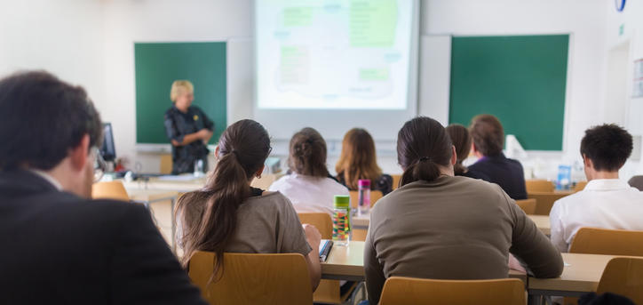 Estudiantes en una clase de una universidad